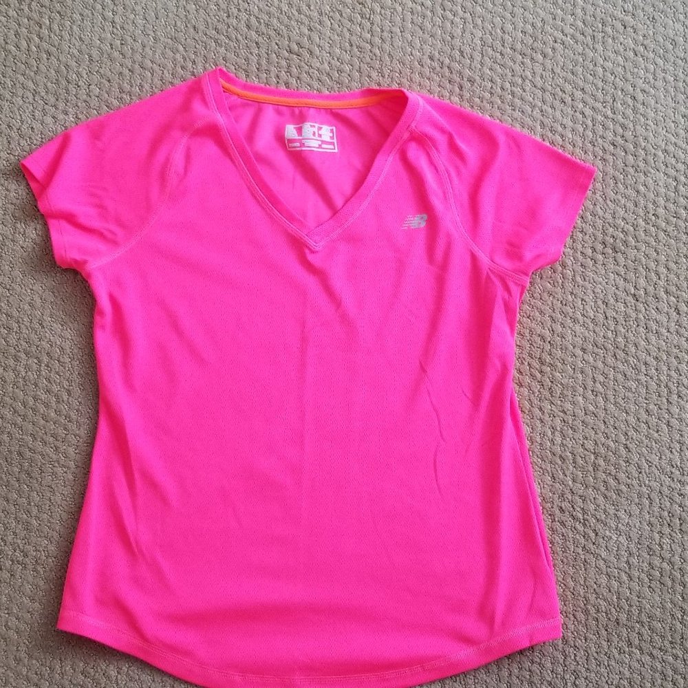 **EUC** New Balance Lightening Dry V Neck Bright Pink Size Large